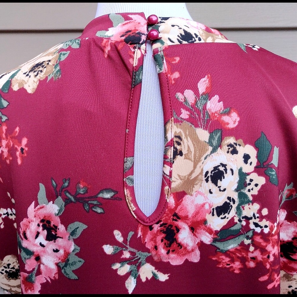 **1 LEFT**Red Floral Criss Cross Top 3X - Picture 4 of 7